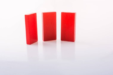 Beyaz arkaplana kırmızı renkli domino blokları yerleştirildi