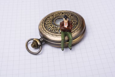 Mekanik retro cep saati ve bir erkek heykeli.