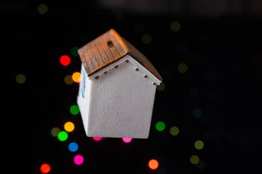 Bokeh ışıklı arka planda küçük bir model ev