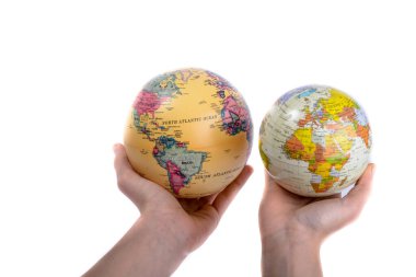 Beyaz arka plan üzerinde elinde iki küre holding holding iki eller