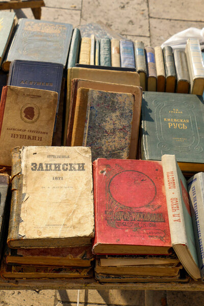 Книги старых времен на базаре на продажу