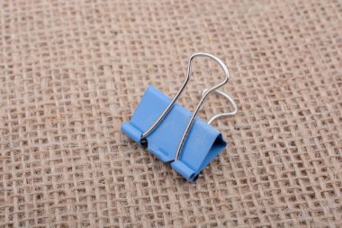 Renkli küçük bir keten tuval üzerine yerleştirilen