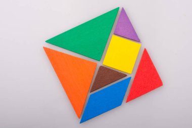 Kare tangram bulmacasının renkli parçaları