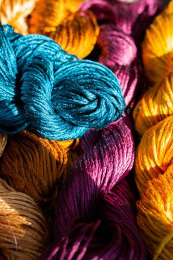 İpek ipliğin renkli iplikleri doku arkaplanını kapat