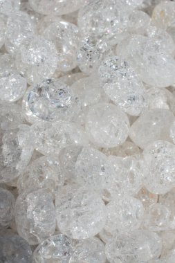 Doğal mineral kaya numunesi olarak kristalize kuvars (taş-kristal) değerli taş