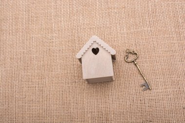 Retro anahtar ve tuval arka plan üzerinde bir Model ev