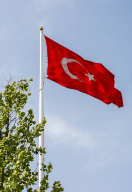 Türk ulusal bayrağı açık havada bir direğe asılı