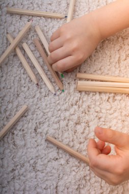 Renkli kalemlerin renk vektör kümesinin çeşitliliği. Çizim ve resim