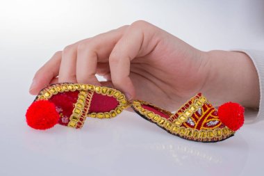 Geleneksel Türk el yapımı ayakkabılar beyaz arka plan üzerinde tutan el