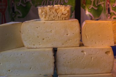 Rafta satılık kaşkaval ya da kasseri peyniri var.