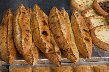 Türk usulü düz ekmek peynir ile kaplı