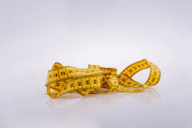 Sarı renk beyaz bir arka plan kasette ölçme