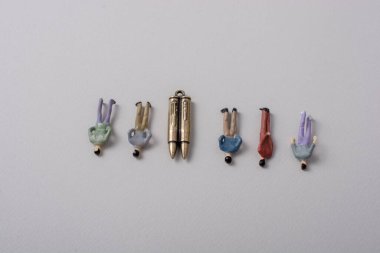 Erkekler figür modeli ve Mermi savaş fotoğrafçılığına karşı kavramsal