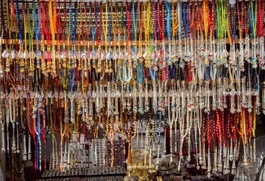 Çeşitli renkte tespih seti