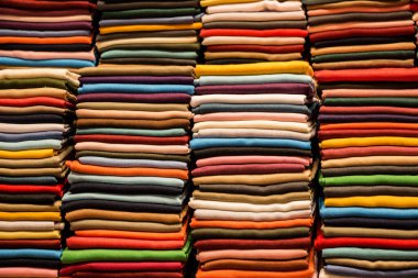 Çeşitli renk ve tipte renkli kumaş örnekleri