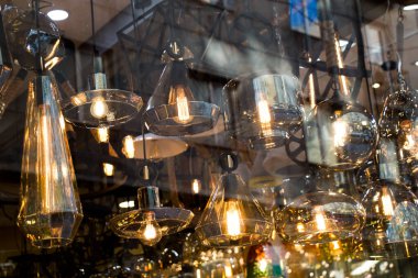 Dekoratif antika edison tarzı iplik ampulleri asılıydı.