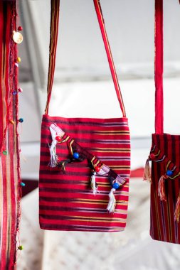 Geleneksel el yapımı kumaştan yapılmış el yapımı çantalar.