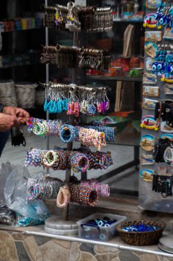 Boncuklu çok renkli bilezikler.