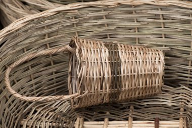 Boş sepetler bir pazar yerinde satılıktır.