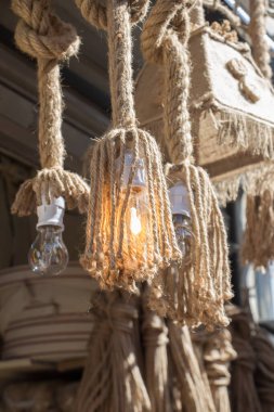 Dekoratif antika edison tarzı iplik ampulleri asılıydı.