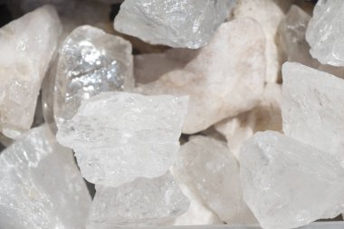 Belli bir tipte doğal mineral değerli taşlar.