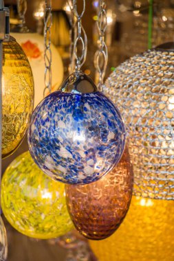 Dekoratif stil filament ampulleri görünürde