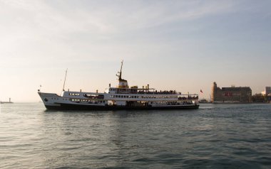 İstanbul 'da iki kıta arasında feribot kullanan yolcular.