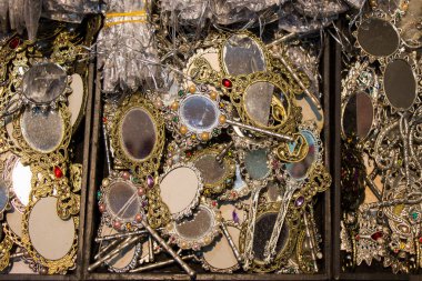 Küçük dekoratif el ayna bir raf kümesi