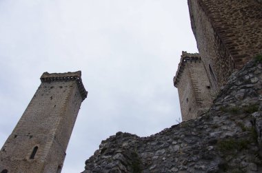 Pacentro, Abruzzo - İtalya - Caldora ya da Cantelmo Kalesi 'nin heybetli kuleleri karakteristik dağ köyüne göz yumar