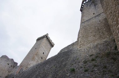 Pacentro, Abruzzo - İtalya - Caldora ya da Cantelmo Kalesi 'nin heybetli kuleleri karakteristik dağ köyüne göz yumar