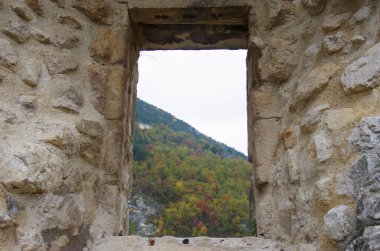  Pacentro - Abruzzo - İtalya Küçük bir pencere sonbahar renklerine bakmanızı sağlar.