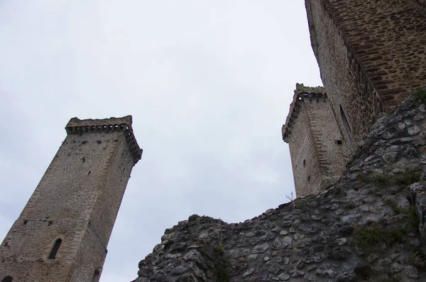 Pacentro Abruzzo Italia Las Imponentes Torres Del Caldora Del Castillo — Foto de Stock