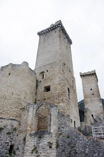 Pacentro Abruzzo Imponenti Torri Del Castello Caldora Cantelmo Affacciano Sul — Foto Stock