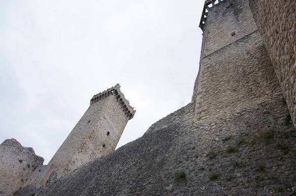 Pacentro Abruzzo Italy Imposing Towers Caldora Cantelmo Castle Overlook Characteristic — Stock Photo, Image