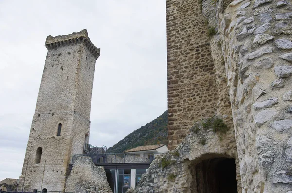 Pacentro Abruzzo Italia Las Imponentes Torres Del Caldora Del Castillo —  Fotos de Stock