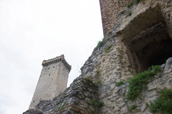 Pacentro Abruzzo Itália Imponentes Torres Caldora Castelo Cantelmo Têm Vista — Fotografia de Stock