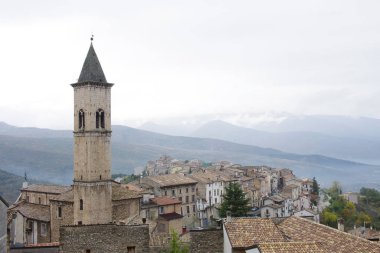 Pacentro - Abruzzo - İtalya - Peligna Vadisi 'ne hükmeden ana kilisenin evleri ve yüksek çan kulesi