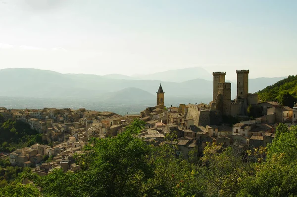特徴的な山間の村を支配するパセントロとカルドーラやカンテルモ城の眺め アブルッツォ イタリア — ストック写真