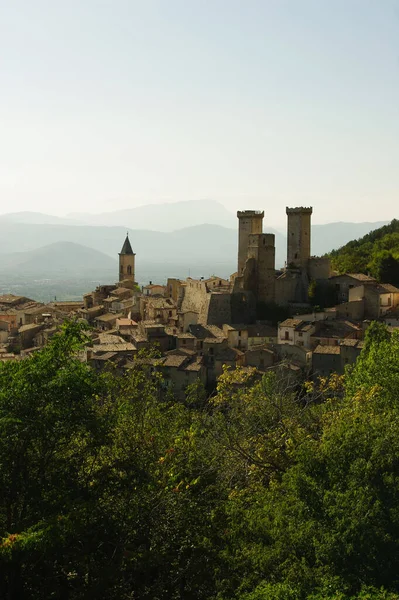 Pacentro和卡多拉或Cantelmo城堡的景观 这些城堡占据了意大利Abruzzo山村的特色 — 图库照片