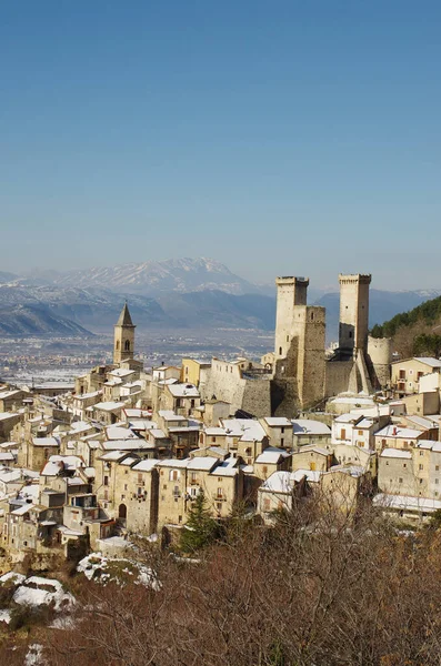 特徴的な山間の村を支配するパセントロとカルドーラやカンテルモ城の眺め アブルッツォ イタリア — ストック写真