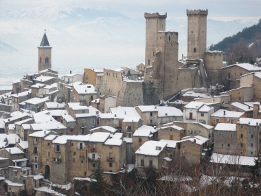 Pacentro ve Caldora 'nın karlı manzarası ya da İtalya' nın karakteristik dağ kasabası Abruzzo 'nun evlerine hükmeden Cantelmo kalesi.