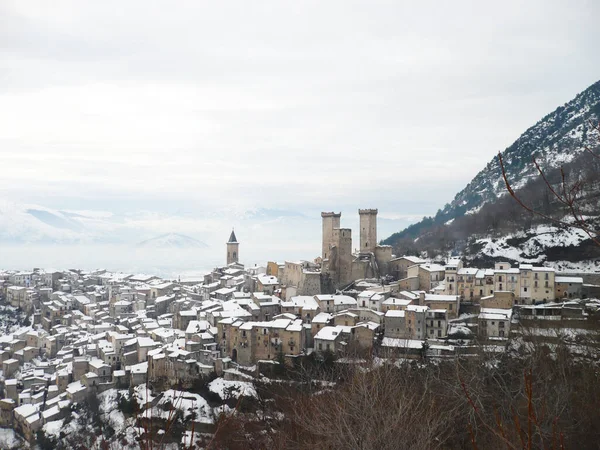 Pacentro ve Caldora 'nın karlı manzarası ya da İtalya' nın karakteristik dağ kasabası Abruzzo 'nun evlerine hükmeden Cantelmo kalesi.