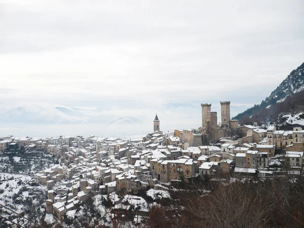 特徴的な山間の町の家を支配するパセントロとカルドーラやカンテルモ城の雪景色 アブルッツォ イタリア — ストック写真