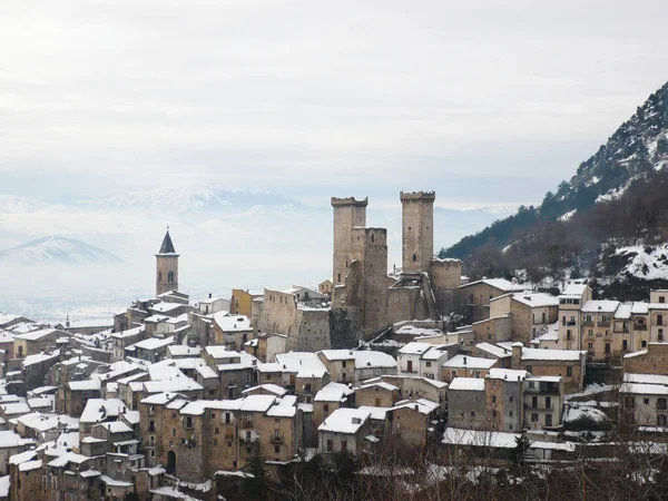 特徴的な山間の町の家を支配するパセントロとカルドーラやカンテルモ城の雪景色 アブルッツォ イタリア — ストック写真