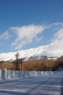 Passo San Leonardo 'ya giden karla kaplı yol. Majella yaylası - Abruzzo