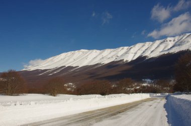 Passo San Leonardo 'ya giden karla kaplı yol. Majella yaylası - Abruzzo