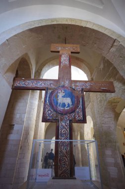 Tremiti Adaları - Puglia - Santa Maria Kilisesi - San Nicola Adası - İsa 'nın gözlerini açtığı değerli ahşap haçın arkasında