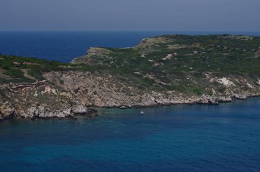 San Nicola Adası 'ndan Capraia Adası manzarası - Tremiti Adaları, Adriyatik Denizi, Puglia, İtalya