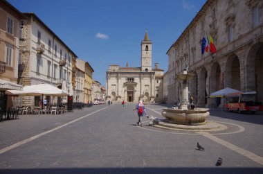 Ascoli Piceno, Marche: Piazza Arringo ve S. Emidio Katedrali