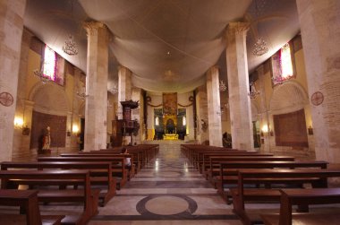 Piazza Arringo 'yu çerçeveleten Ascoli Piceno' nun tarihi merkezine hakim: Ascoli Piceno 'nun ilk piskoposu S. Emidio' nun adını taşıyan Katedral 'dir.